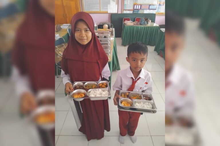 Perdana! SPPG Bengo Bone Distribusi MBG ke Sekolah