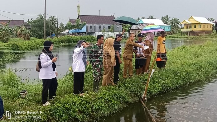 Lurah Bone Badariah, S.Sos., M.M., bersama Sekretaris Dinas Perikanan dan Kelautan Pangkep Ahmad, unsur Babinsa, penyuluh perikanan, serta tokoh masyarakat setempat, turut memberikan pakan ikan budidaya.