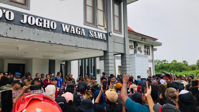 Warga Tonggurambang Geruduk Kantor Bupati Nagekeo, Tolak Brigif dan Larangan TPU