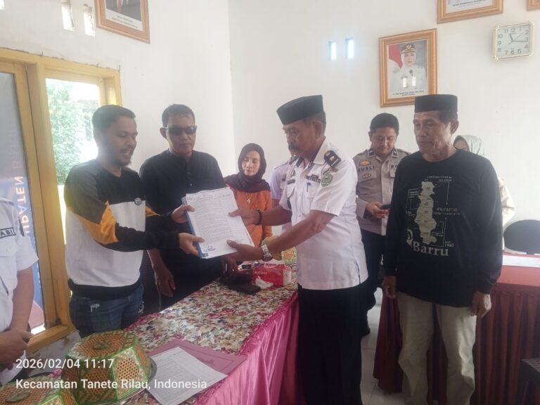 Warga Pancana Kompak Sambut Idris Daftar Pilkades Barru