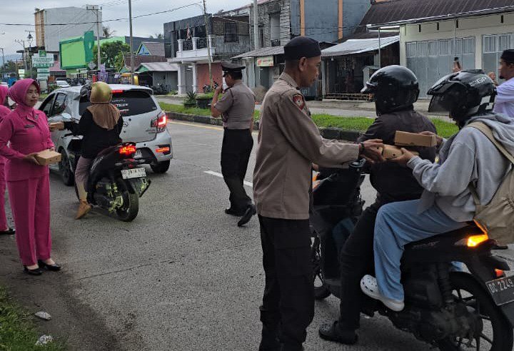 Sore Menghangatkan, Polsek Soppeng Riaja Barru Bagi Takjil Gratis