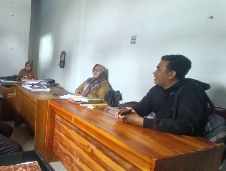 Nantikan Sembako Kemensos, Warga Barru Siap Terima Bantuan