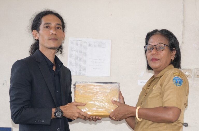 Dinas PK Nagekeo Terima Buku Kamus Bahasa Mbay, Perkuat Upaya Pelestarian Bahasa Daerah