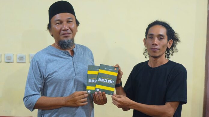 Penyerahan buku ke Ketua Yayasan An-Nahl Kabupaten Nagekeo, Asrul Soultan Sani, ST, di kediamannya pada Jumat, 6 Februari 2026.