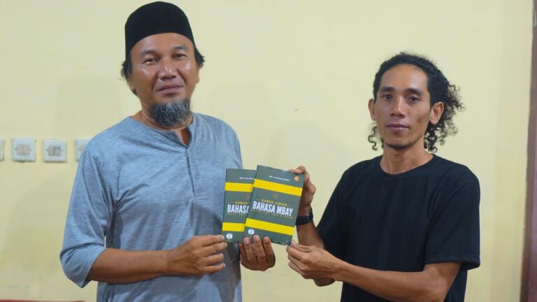 Dimensi Indonesia Serahkan Kamus Bahasa Mbay kepada Yayasan An-Nahl Nagekeo