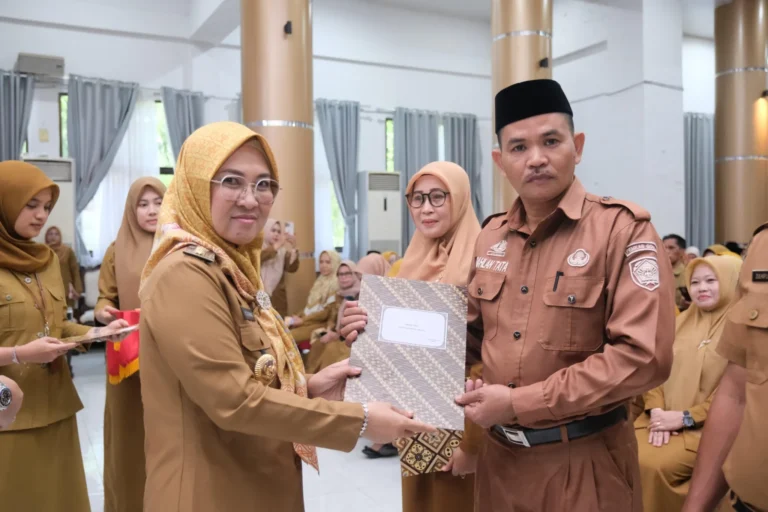 Bupati Gowa Serahkan 238 SK Kepala Sekolah dan Pengawas, Perkuat Pelayanan Pendidikan Daerah