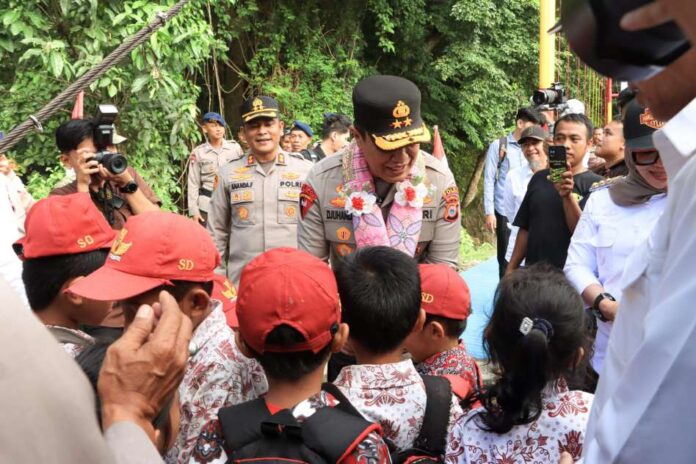Jembatan gantung “Gineung Pratidina” resmi diresmikan Kapolda Sulawesi Selatan, Irjen Pol Djuhandhani Rahardjo Puro