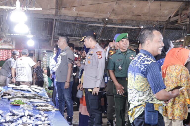 Cegah Lonjakan Harga, Kapolres Barru Cek Sembako di Pasar
