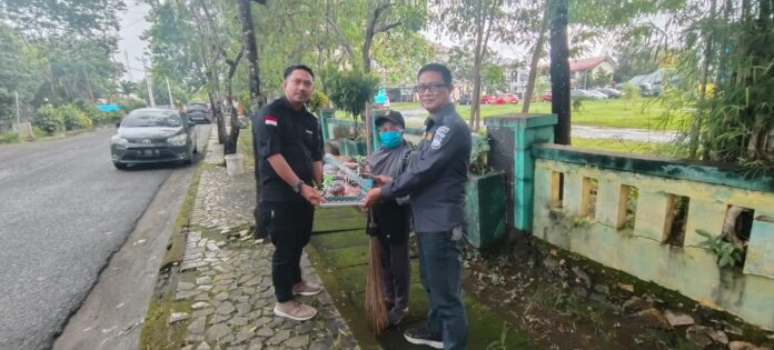 Aksi Sosial Media di Barru, Bersama Polisi Berbagi Sembako ke Petugas Kebersihan