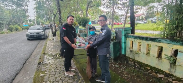 Bersama Polisi, Media di Barru Gelar Aksi Berbagi Sembako