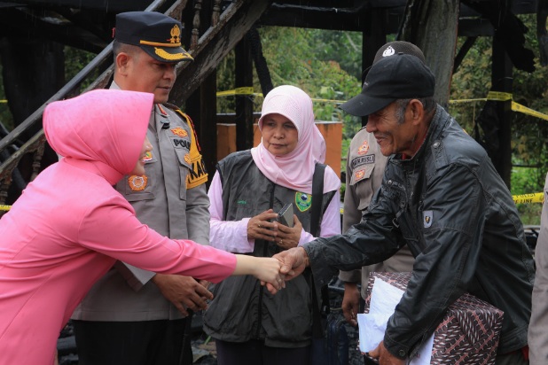 Dilalap Si Jago Merah, Kapolres Barru Hadir Beri Dukungan