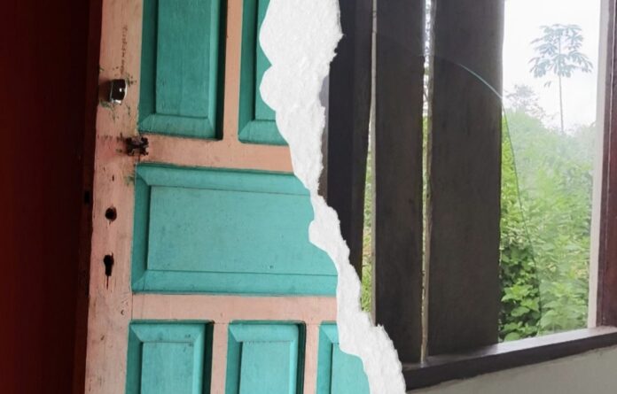 Pintu di SD Inpres 5/81 Lili Riawang dan kaca jendela ruang guru UPT SDN 145 Mattirowalie