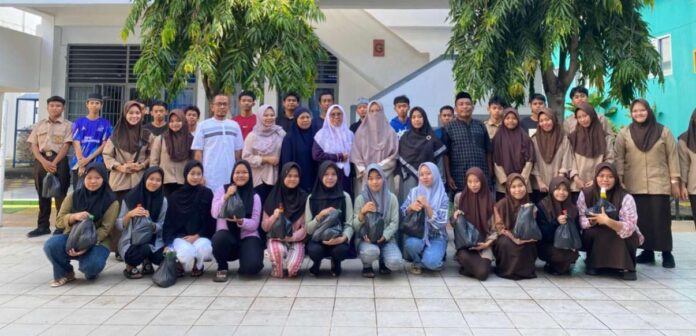 Peduli Sesama, Pramuka SMKN 3 Soppeng Salurkan Paket Ramadhan