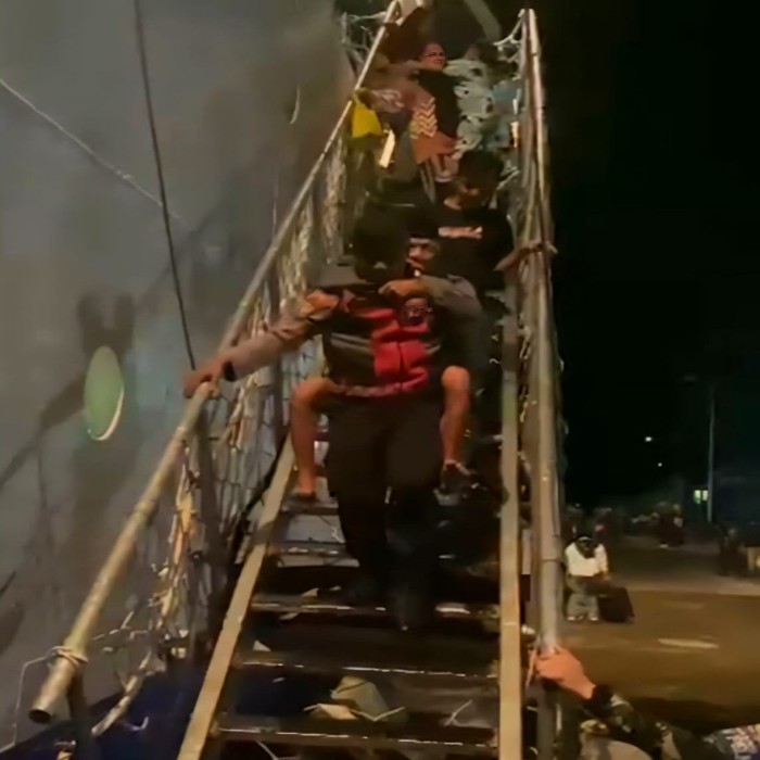 Warga Terpukau, Polisi Barru Gendong Lansia Saat Padat Penumpang Kapal