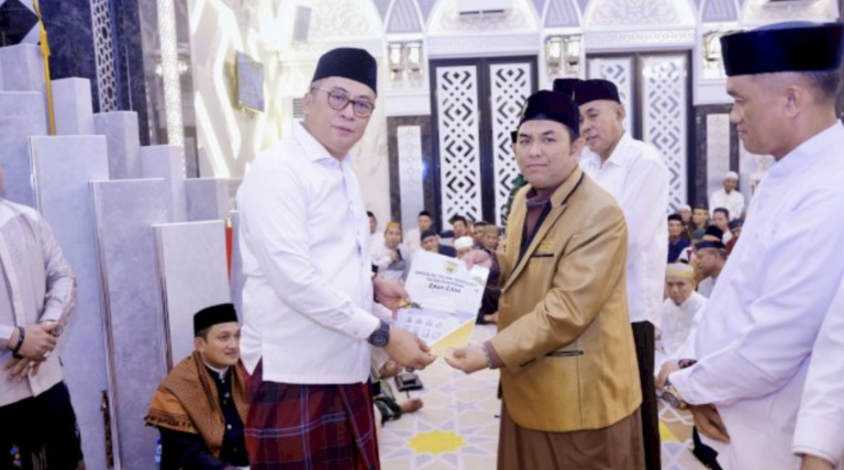 Wabup Barru Lantik Pengurus Masjid Baiturrahman, Tekankan Pelayanan Prima dan Keikhlasan