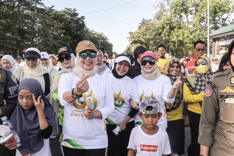 Alun-alun Barru Dipadati Warga, Jalan Santai HUT ke-66 Meriah
