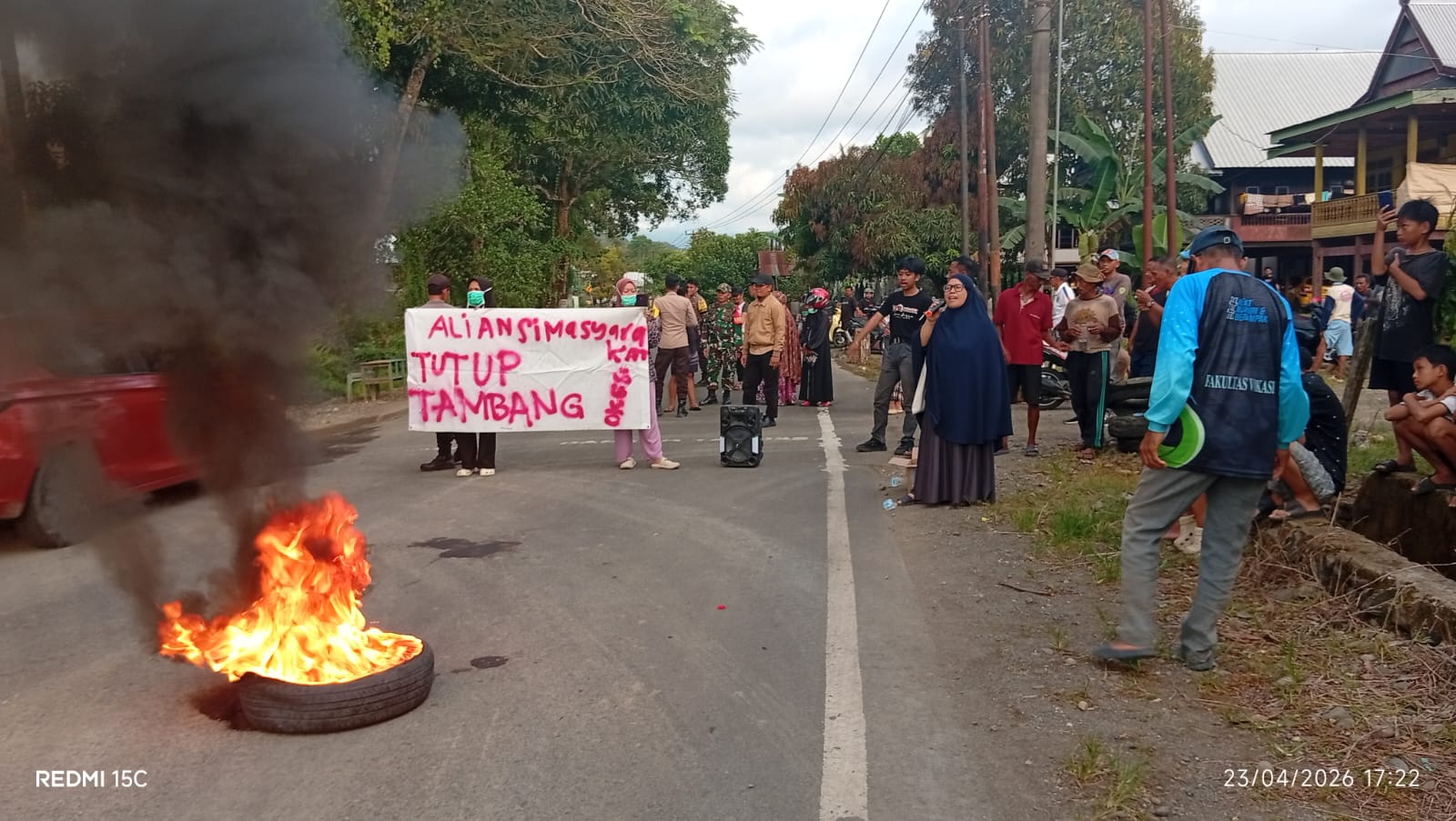 Aksi demonstrasi warga menolak aktivitas tambang sirtu di Desa Lompo Tengah, Kecamatan Tanete Riaja, Kabupaten Barru. (Foto: fajarpendidikan.co.id)