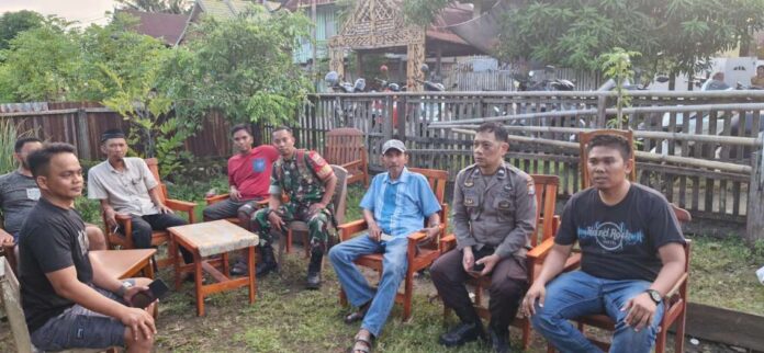 Kapolsek Balusu, Iptu Mustajil, bersama petugas dan warga