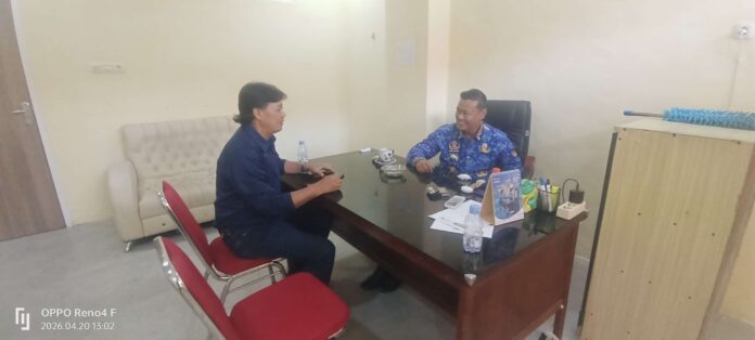 Kepala Kesbangpol Barru, Mohammad Fadly Ramadan Pawae, S.IP., M.Si., bersama Ketua LSM Asura, Erwin. (Foto: fajarpendidikan.co.id)