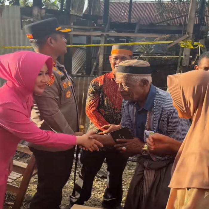Polisi Tiba, Korban Kebakaran di Barru Tak Kuasa Tahan Haru