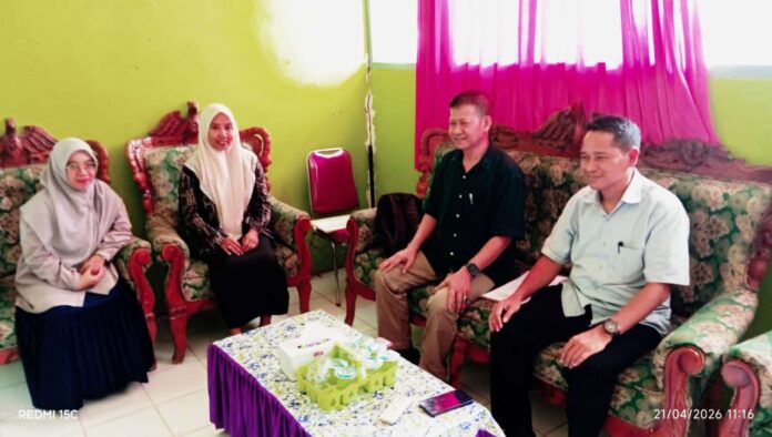 Muhammad Yunus, S.Pd., M.Pd., saat melakukan pemantauan di SMAN 4 Barru. (Foto: fajarpendidikan.co.id)