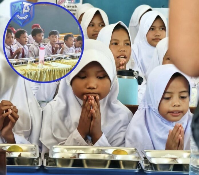 Murid SD Inpres 5/81 Sappewalie berdoa sebelum nikmati MBG perdana