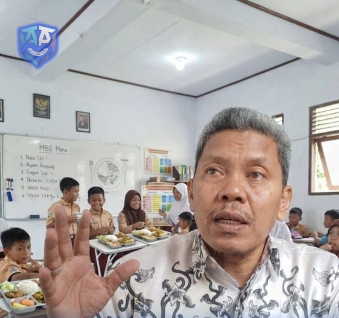 Foto ilustrasi ai Zainal Abidin latar murid menerima MBG