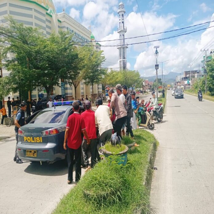 Kapolsek Soppeng Riaja Turun Tangan Evakuasi Korban Lakalantas di Jalur Trans Sulawesi