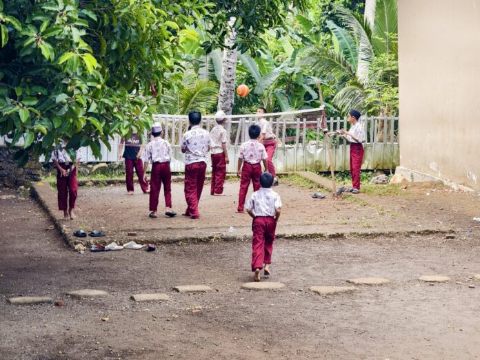 Murid sedang olahraga di sekolah tanpa guru olahraga