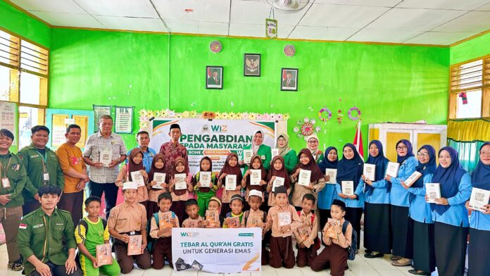 IAIN Bone dan WIZ Bone menyalurkan bantuan pendidikan. (Foto: istomewa/fajarpendidikan.co.id)