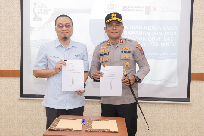 Kapolres Barru AKBP Ananda Fauzi Harahap menandatangani MoU bersama manajemen PLTU Barru dalam rangka penguatan pengamanan Objek Vital Nasional (Obvitnas).