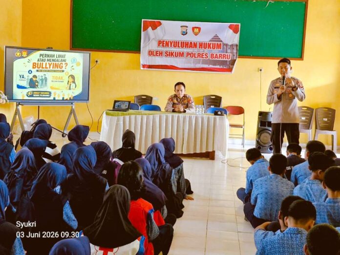 Polres Barru melalui Seksi Hukum turun langsung ke SMP Negeri 1 Barru untuk memberikan edukasi kepada para pelajar tentang bahaya bullying dan dampaknya.