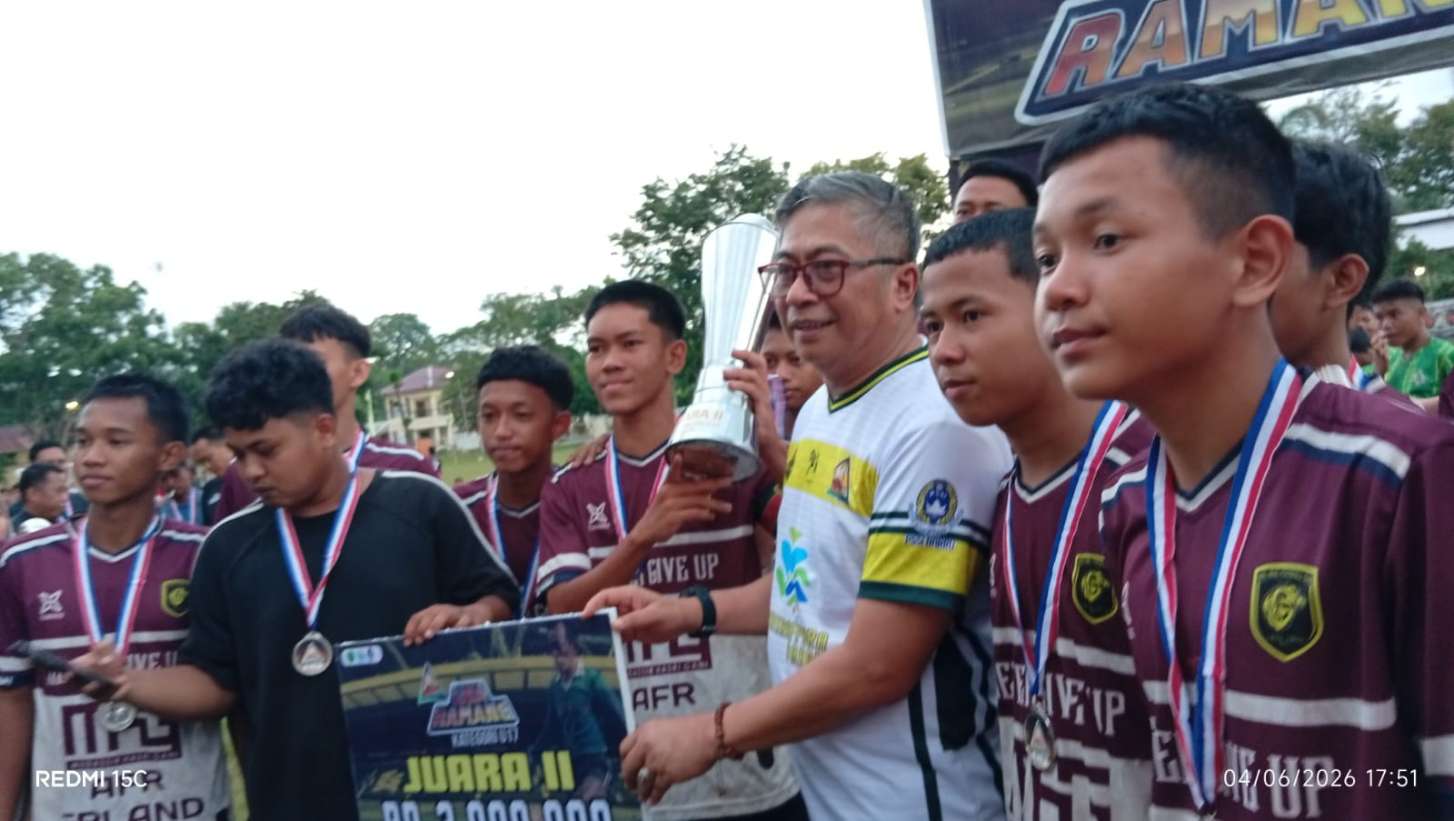 Abal-Abal FC Raih Runner-up, Wabup Abustan Serahkan Penghargaan
